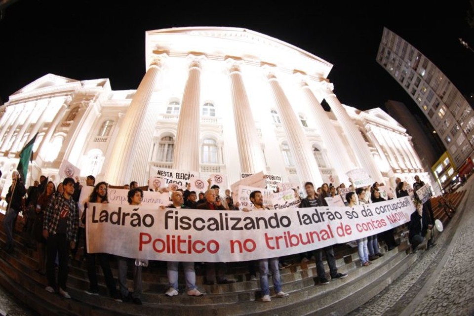 Uma manifestação contra políticos no cargo do Tribunal de Contas do Paraná reuniu cerca de 300 pessoas na noite desta quinta-feira (4) | Hugo Harada / Agência de Notícias Gazeta do Povo
