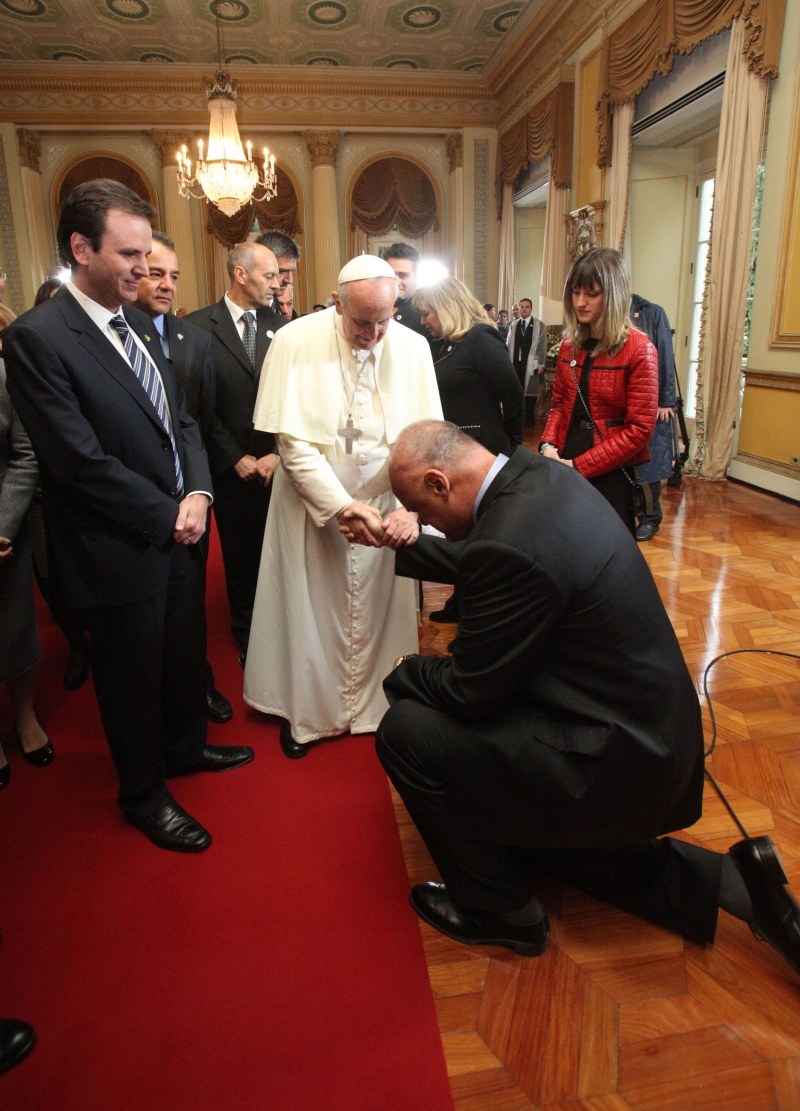 Mão santa abençoado: O ex-jogador de basquete Oscar Schmidt se colocou de joelhos para receber a bênção do papa Francisco na visita do pontífice ao Palácio da Cidade, no Rio de Janeiro. O atleta luta contra um câncer no cérebro, passou por uma cirurgia para retirar um tumor e ainda faz sessões de quimioterapia para concluir o tratamento. Conhecido pelo apelido de Mão Santa, Oscar foi bronze no Mundial das Filipinas, em 1978, campeão do Pan de Indianápolis, em 1987, e atuou em cinco Olimpíadas e tem o recorde de pontos: 1.093 | Eny Miranda/ Prefeitura do Rio de Janeiro