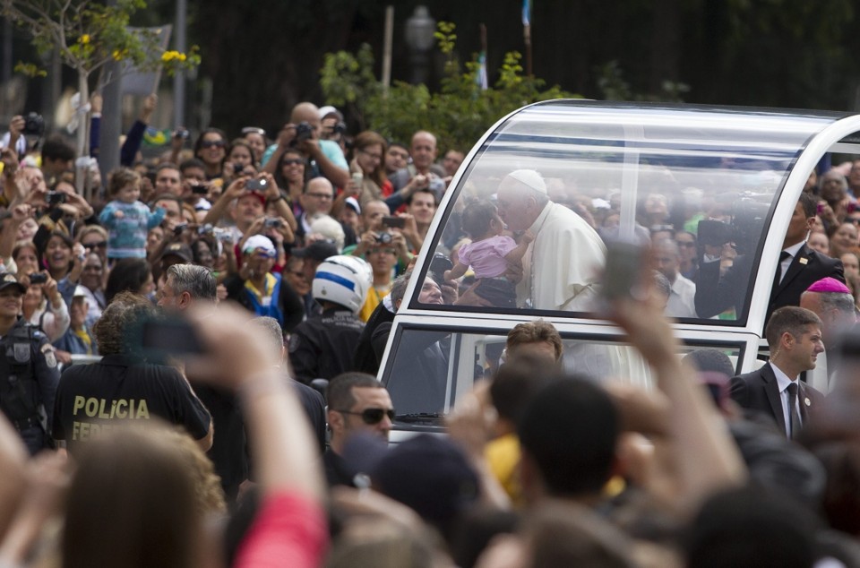 Papa desfila com o papamóvel durante deslocamento desta manhã no Rio de Janeiro | EFE/David Fernández