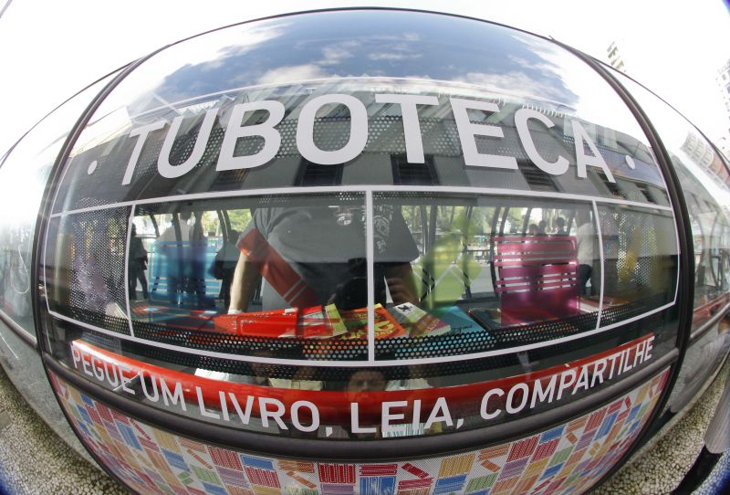 Em menos de três horas, livros repostos somem das prateleiras das Tubotecas | Daniel Castellano/Gazeta do Povo