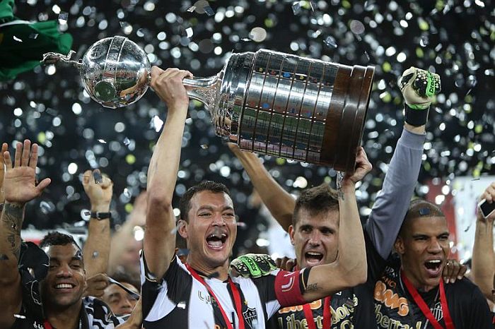 Capitão do Atlético-MG Réver ergue o troféu de campeão da Libertadores | Fernando Bizerra Jr. / EFE