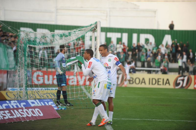 Jogadores da Chapecoense comemoram gol na vitória sobre o Avaí no Estádio Índio Condá | Folhapress