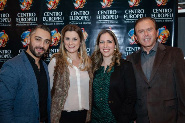 O presidente do Centro Europeu, Carlos Sandrini (à dir.), e a supervisora do curso de Design de Interiores da escola, Katalin Stammer (ao seu lado), com Roger Maia, da loja Mobiliário Contemporâneo S.C.A, e Jordana Fraga, da Artefacto, na formatura das novas turmas de designers de interiores | Alex Trinks