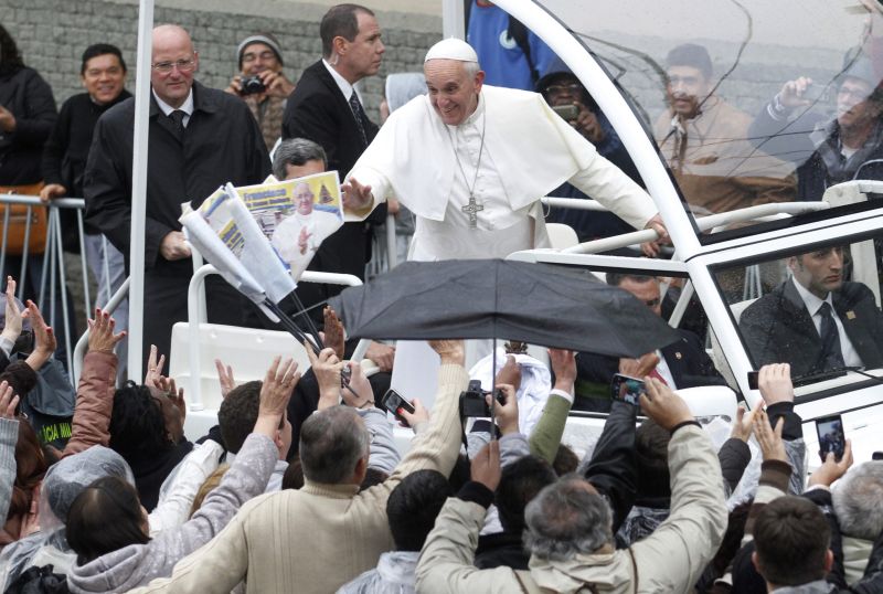 Papa Francisco desfilou mais uma vez no papamóvel antes de deixar Aparecida e retornar para o Rio | REUTERS/Edison Lopes Jr.