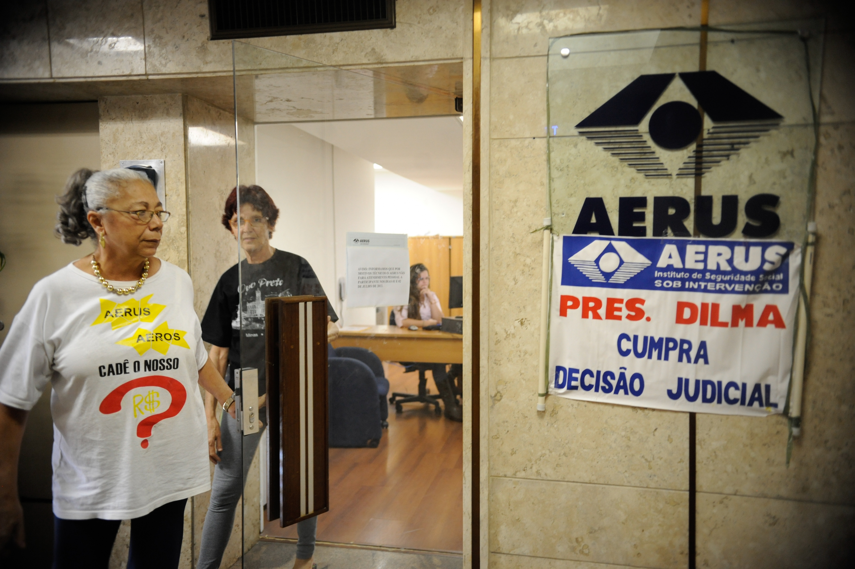 Uma comissão de 13 aposentados e pensionistas das antigas companhias aéreas Varig e Transbrasil promete permanecer acampada na sede do fundo de pensão Aerus, no Rio | Tania Rego / Agência Brasil