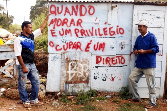 Frase estampada em barraco resume o sentimento dos moradores da ocupação Primavera | André Rodrigues/Gazeta do Povo