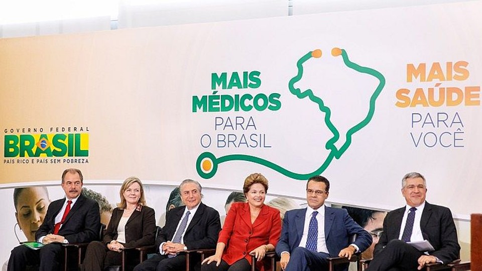A presidente Dilma Rousseff, ladeada por ministros e outras autoridades, durante a cerimônia de lançamento do Pacto Nacional pela Saúde | Roberto Stuckert Filho/Presidência da República