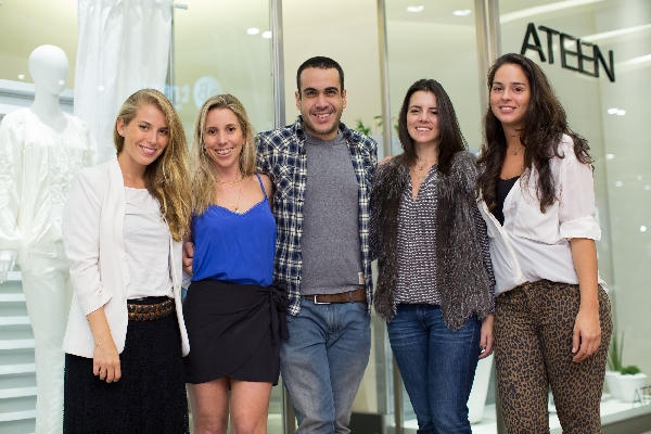 A grife carioca Ateen realizou na quinta-feira coquetel de lançamento da coleção Verão na loja do ParkshoppingBarigüi. Camila Reis (à esq.) e Eduarda Duartte (à dir.), ambas do marketing da marca, vieram do Rio para receber as convidadas, entre elas Mariana Brofman (de azul), Maria Claudia Slaviero Guerios (de colete de pele) e Marquinhos Slaviero | Diego Pisante