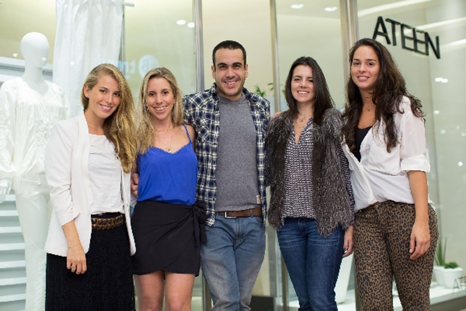 A grife carioca Ateen realizou na quinta-feira coquetel de lançamento da coleção Verão na loja do ParkshoppingBarigüi. Camila Reis (à esq.) e Eduarda Duartte (à dir.), ambas do marketing da marca, vieram do Rio para receber as convidadas, entre elas Mariana Brofman (de azul), Maria Claudia Slaviero Guerios (de colete de pele) e Marquinhos Slaviero | Diego Pisante