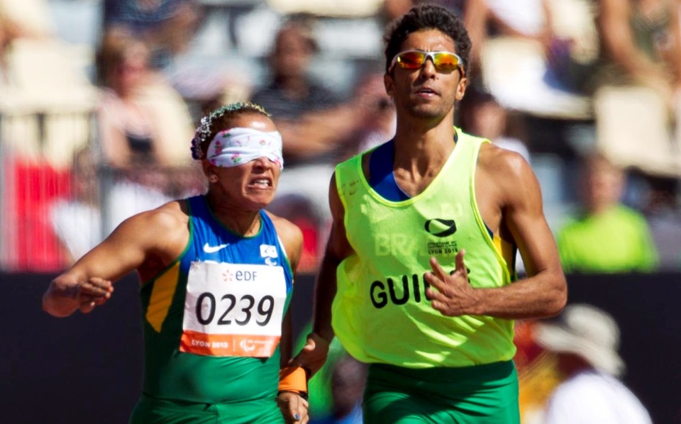 Juntos, a dupla que treina em Maringá já havia conquistado o ouro nos 100 metros rasos do mundial paralímpico | Divulgação / Comitê Paralímpico Brasileiro