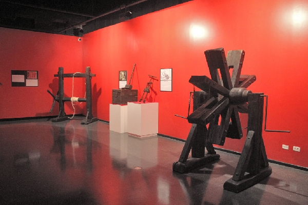 Mostra traz cartazes com poucas informações sobre equipamentos | Cido Marques/Divulgação