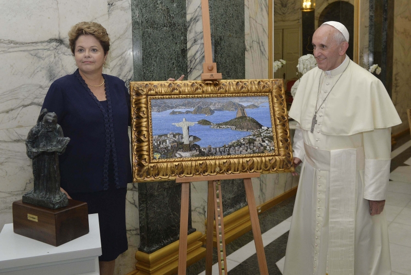 A presidente Dilma entregou vários presentes ao papa Francisco durante a cerimônia de boas-vindas. Entre eles, a escultura Frade, do paranaense João Turin | Luca Zennaro/Reuters