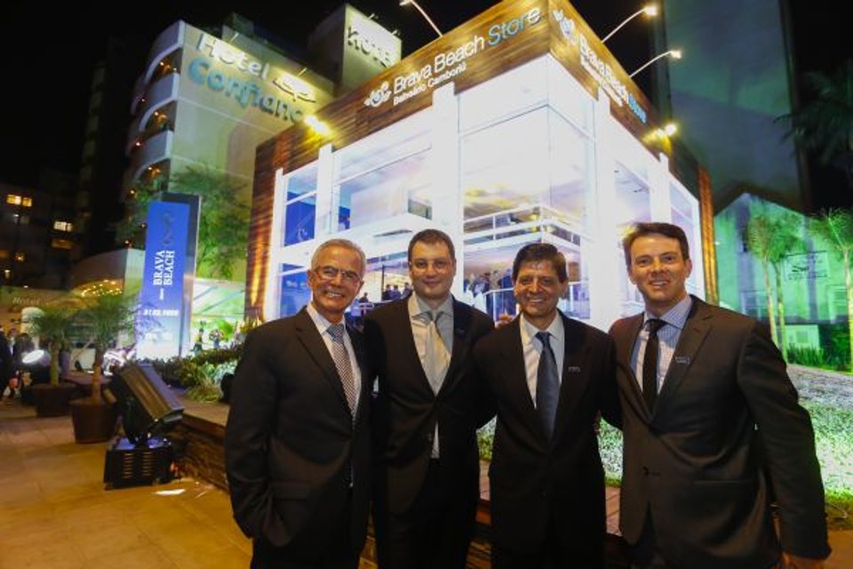 Os empresários catarinenses Francisco Graciola (à esq.), Tero Nunes e Evandro Dal Molin (estes à dir.) e o diretor-geral do Grupo Brava Beach, o curitibano Maurício Scoz, diante da Brava Beach Store, inaugurada com uma prestigiada festa na noite da última quinta-feira na Alameda Carlos de Carvalho esquina com Brigadeiro Franco | Daniel Derevecki