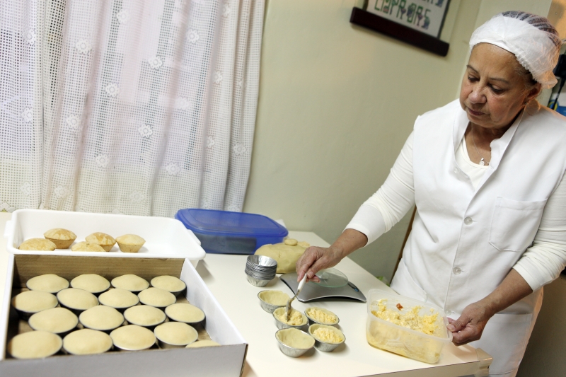 Produção de empadas de dona Lurdes: direito à aposentadoria e ao auxílio-doença | Irene Roiko/Gazeta do Povo