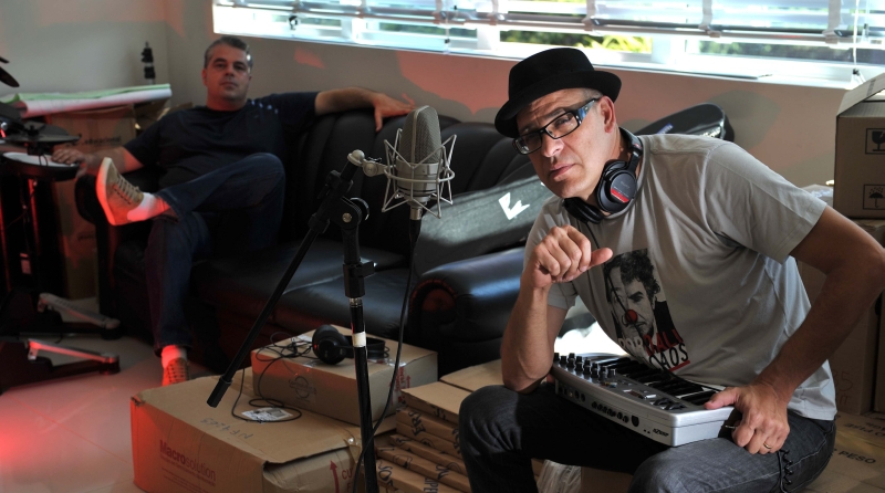 Samuel Lago (ao fundo) e Rodrigo Barros Del Rei: happenings poético-radiofônico-musicais celebram aniversário do RádioCaos | Marcelo Andrade/Gazeta do Povo