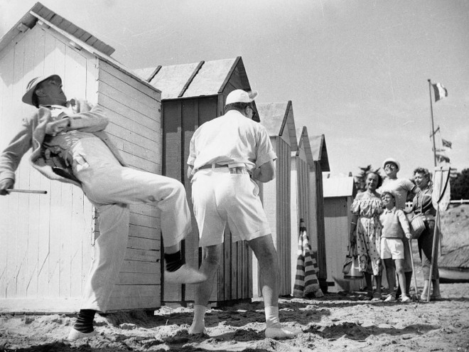 Humor físico: o personagem Sr. Hulot arrumando confusão com turistas |