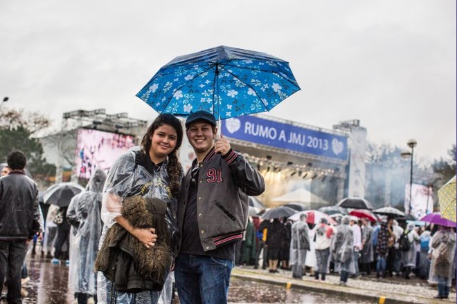 Os amigos Douglas Cettina e Rafaela Martins, do grupo Jovens Unidos a Cristo - bairro Santa Quitéria. Ele vai ao Rio de Janeiro; ela, não | 