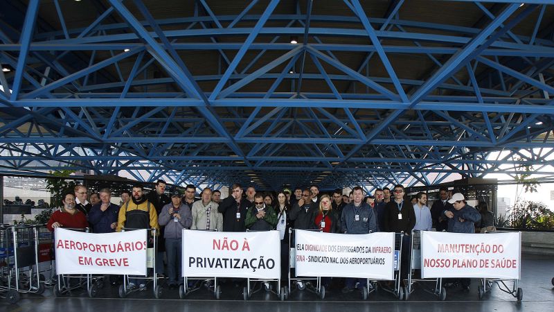 Funcionários da Infraero em greve no aeroporto Afonso Pena, na região metropolitana de Curitiba nesta quarta-feira (31) | Jonathan Campos / Agência de Notícias Gazeta do Povo