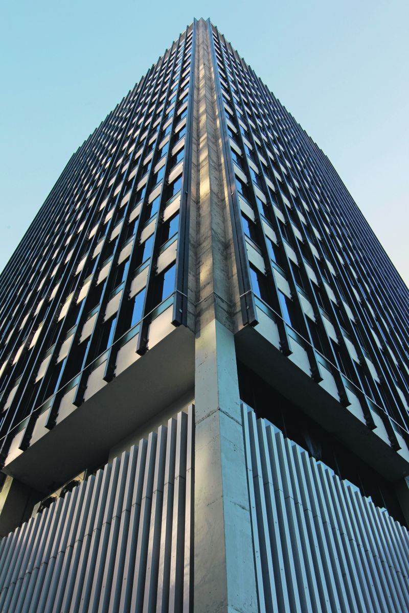 Na herança do arquiteto alemão está a geometria clara e limpa, presente em obras como o edifício da Caixa Econômica Federal, de Rubens Meister, no centro de Curitiba | Antônio More/ Gazeta do Povo