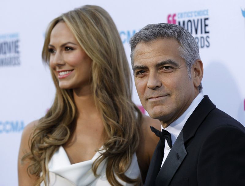 O ator George Clooney com a modelo Stacy Keibler | REUTERS/Danny Moloshok