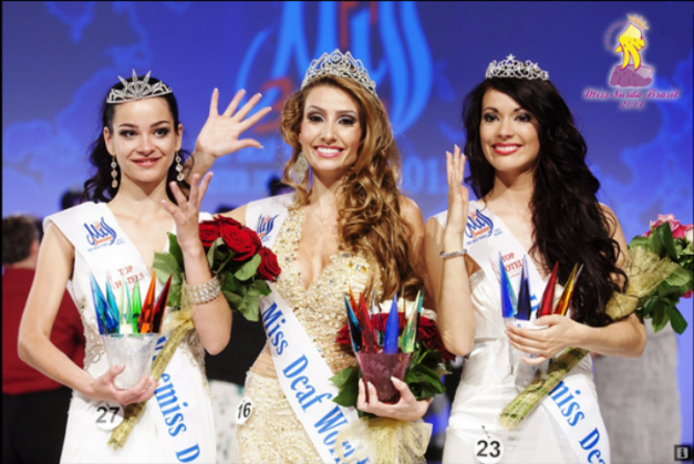 Thaisy Payo (centro) venceu no final de semana o Miss Deaf World, realizado em Praga, na República Tcheca | Divulgação