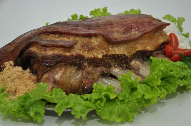 Costela assada: acompanha maionese, salpicão e arroz carreteiro ou à moda. Na Casa de Assados Parati | 