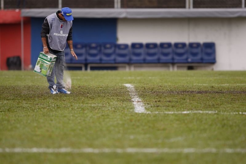 O piso duro da Vila Olímpica força a musculatura dos atletas | Hugo Harada/ Gazeta do Povo