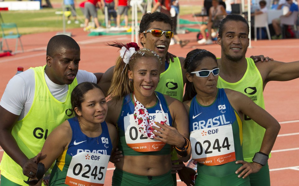 Terezinha e Guilherme (ambos ao centro) voltam a correr às 13h10 de quarta-feira (24), pela semifinal dos 400 metros | Divulgação / Comitê Paralímpico Brasileiro