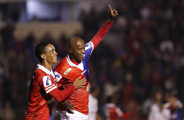 Reinaldo comemora com Felipe Amorim o segundo gol do Paraná na goleada sobre o América-RN | Hugo Harada / Gazeta do Povo