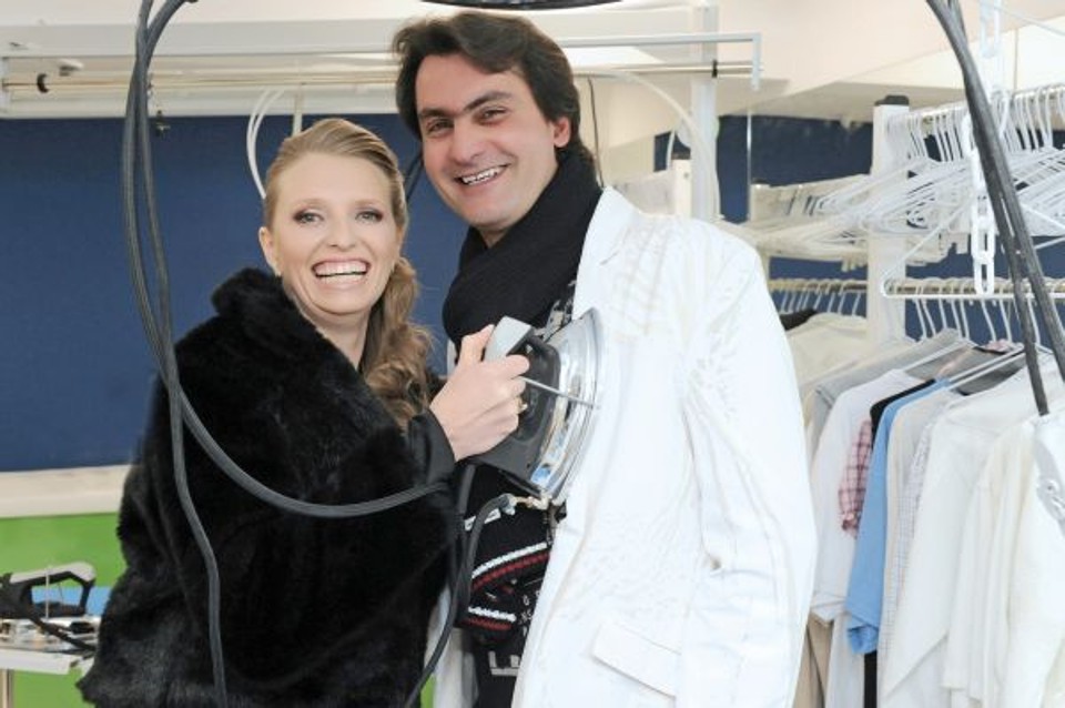 O casal de empresários Birgit e Driano Marsili recebeu convidados na gélida quinta-feira para o coquetel de inauguração da lavandeira Lavasecco, na região da Ecoville | Gerson Lima