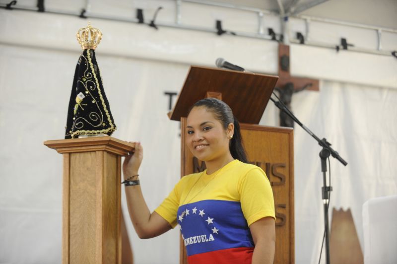 Estefani Lescano, 21 anos, se confessou com Francisco | Ueslei Marcelino/Reuters