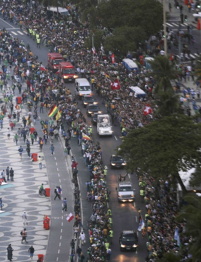 Multidão aguarda a Via Sacra em Copacabana |