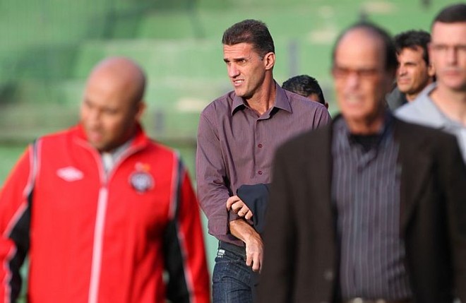 Novo técnico do Atlético, Vágner Mancini acompanhou o clássico com a diretoria rubro-negra |