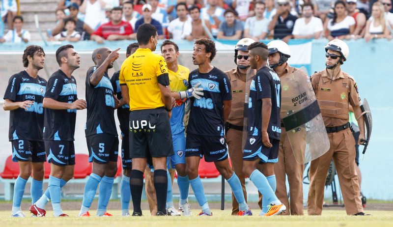 Arbitragem polêmica de Felipe Gomes da Silva no duelo entre Londrina e Coritiba revoltou os jogadores e a torcida do Tubarão | Daniel Castellano / Gazeta do Povo