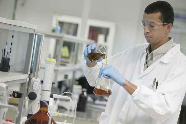 Antes de ir para postos, biodiesel é analisado em laboratório no PR | Walter Fernandes/gazeta Do Povo