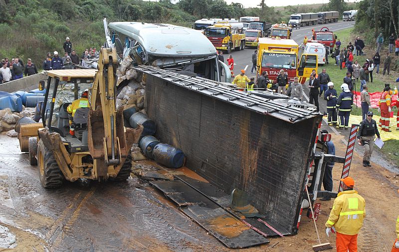 O acidente entre um ônibus e dois caminhões chegou a bloquear a BR-376 nos Campos Gerais. Três pessoas morreram | Fábio Matavelli/Diário dos Campos