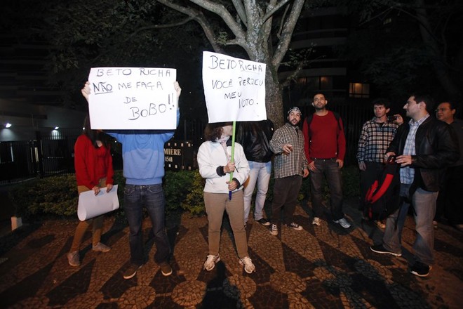 Protesto em frente à casa de Beto Richa contra o caso da