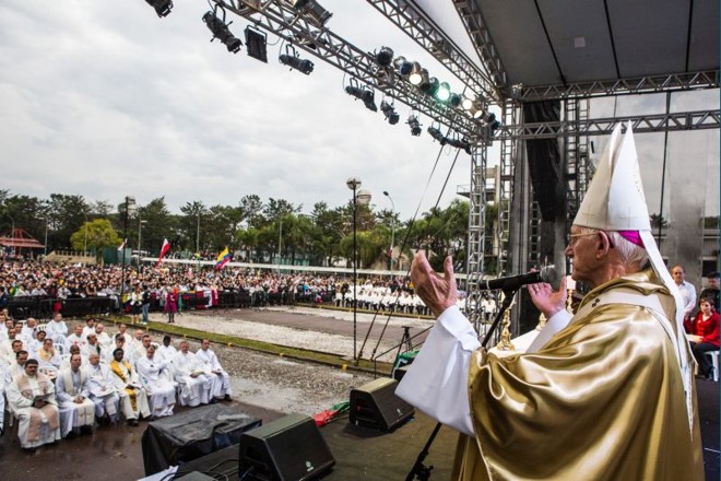 A missa foi celebrada com a participação de bispos e padres de outras nacionalidades | 