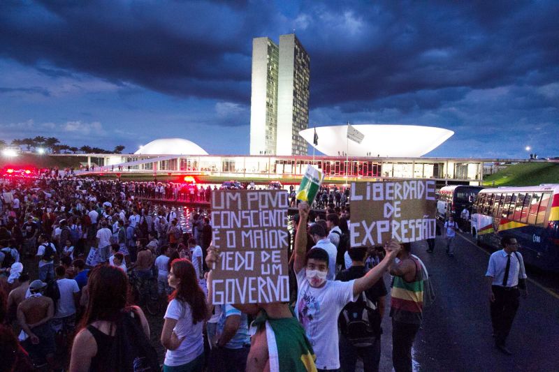 Manisfestações se espalharam por todo o país no mês passado: cenas de patriotismo, vandalismo e confronto, além de vaias à presidente Dilma durante abertura da Copa das Confederações | Ed ferreira/Estadão Conteúdo