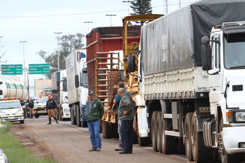 Tráfego no cruzamento das rodovias PR-445 e BR-369, entre Londrina e Cambé, foi interrompido ontem por cerca de duas horas | Roberto Custódio/Jornal de Londrina