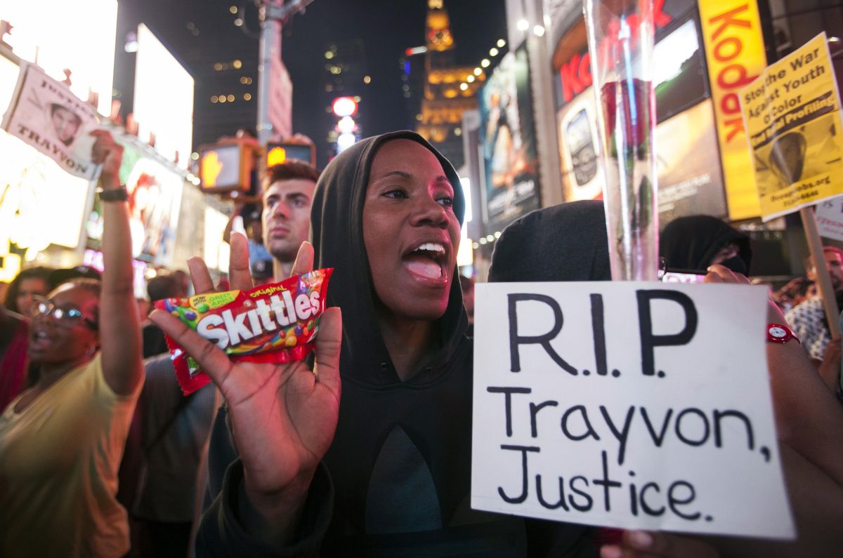 Mulher protesta na Times Square, em Nova York, por conta da absolvição do homem acusado pelo assassinato do jovem Trayvon Martin | Reuters/Keith Bedford