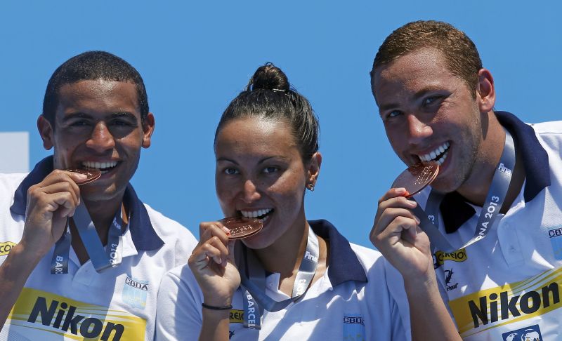 Samuel de Bona, Poliana Okimoto e Allan do Carmo festejam a conquista do bronze por equipes em Barcelona | Albert Gea / Reuters