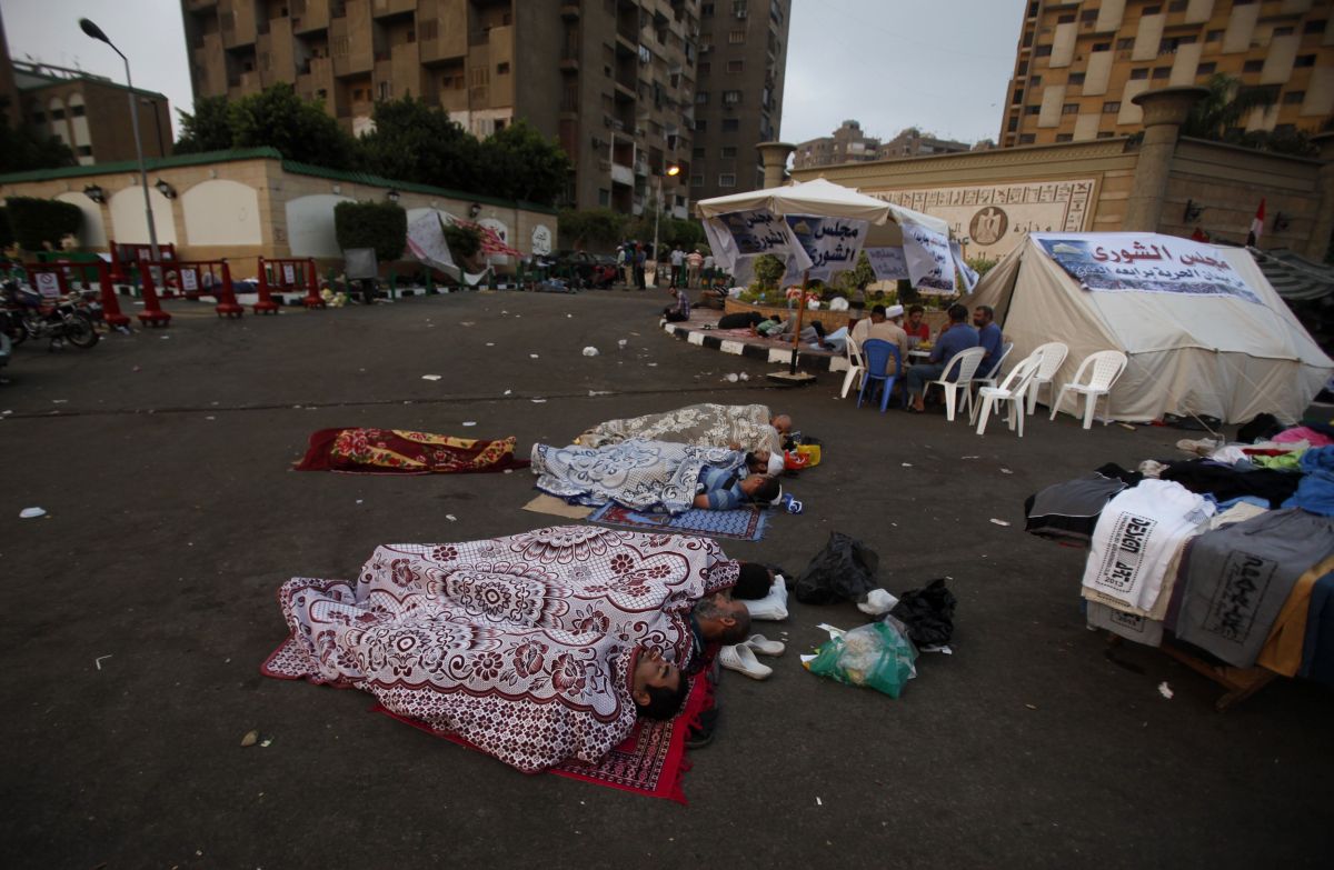 Seguidores de Mursi acampam na praça de Rabaa Adawiya, no Cairo | Reuters/Khaled Abdullah