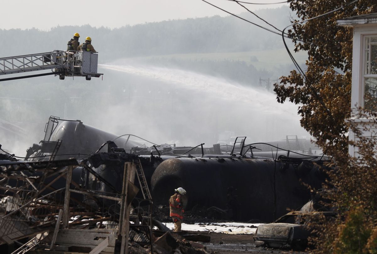 Bombeiros trabalham para apagar o incêndio deixado pelo acidente com o trem na pequena cidade de Lac-Mégantic, no Quebec, Canadá | Reuters/Christinne Muschi