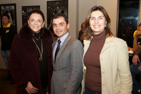 A empresária Beatriz Séra (à esq.) e César Machado, do Hotel Full Jazz Slaviero, integraram o júri que escolheu o melhor drink da cidade feito com Schweppes. O evento, anteontem, comemorou os 230 anos da marca de refrigerante. Com eles na foto, a gerente de comunicação da Spaipa, Ana Flávia Rodrigues. Em tempo: entre os 14 estabelecimentos participantes, o melhor drink foi o do Zapata Batel | Rodrigo Torrezan