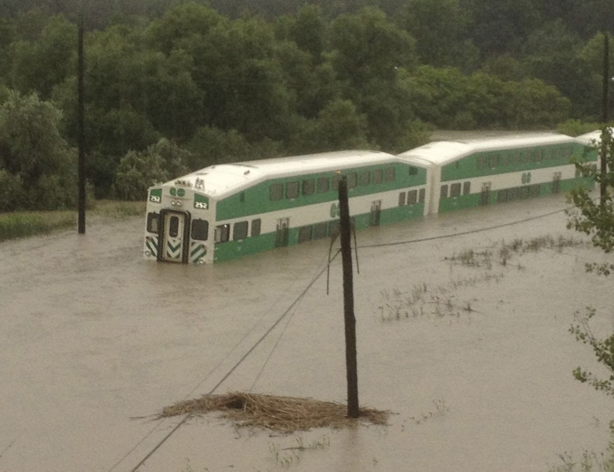 Trem é preso em alagamento em Toronto | Reuters/Bryant Isaacs/Divulgação