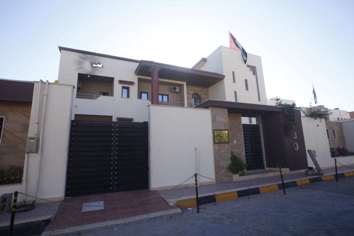 Ataque deixou buraco na fachada do prédio da Embaixada dos Emirados Árabes em Trípoli | Reuters/Ismail Zitouny