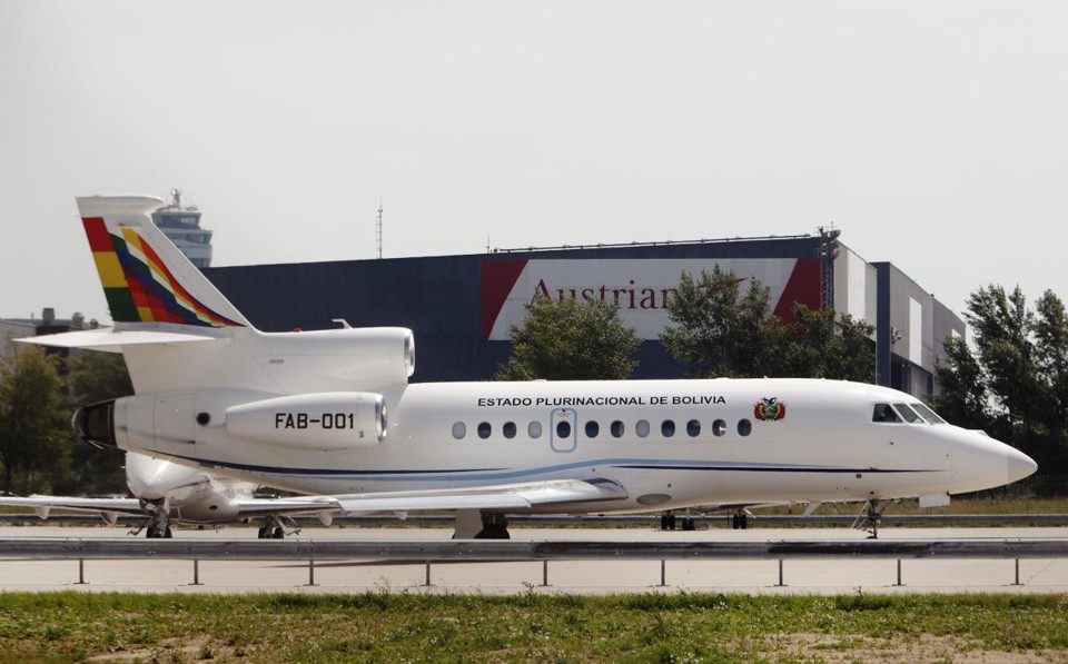 Avião de Evo Morales taxia na pista do aeroporto de Viena antes de decolar | Reuters/Heinz-Peter Bader