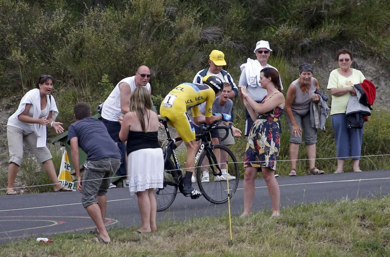 Líder da Volta da França, Chris Froome é incentivado pelo público | Reuters