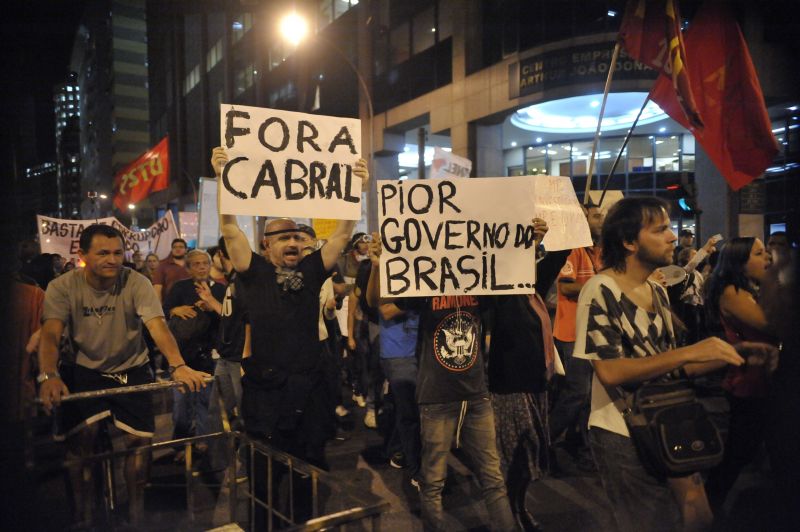 Manifestantes protestam pedindo investigação do governador Sérgio Cabral em frente ao Ministério Público do Rio de Janeiro, no centro da cidade. A caminhada seguiu até a Assembléia Legislativa e ocupou a escadaria do prédio. Em seguida, grupo invadiu a Câmara de Vereadores | Fernando Frazão / Agência Brasil
